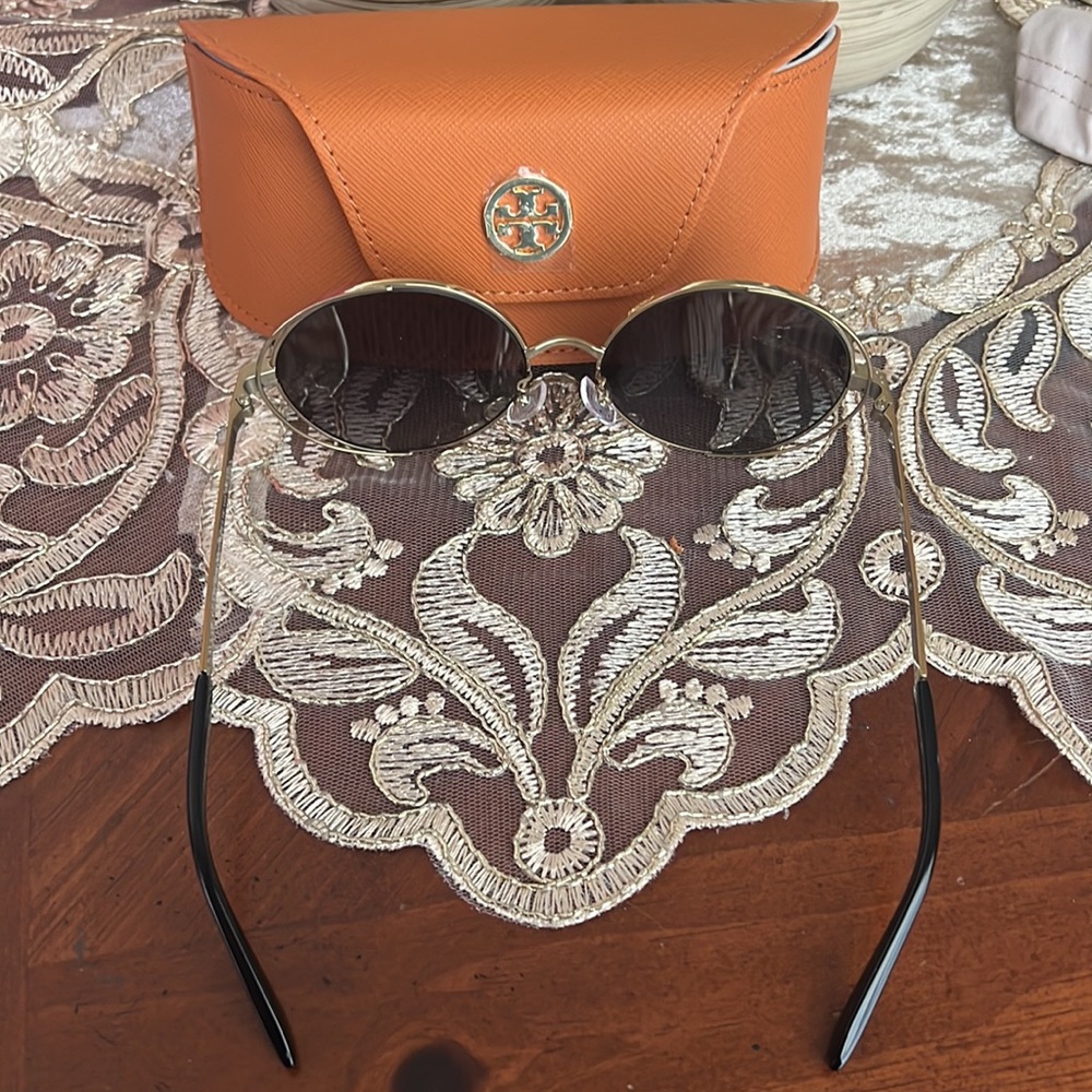 Tory Burch 56MM round sunglasses - Picture 6 of 10
